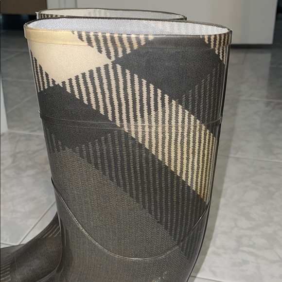 Burberry rain boots - Picture 3 of 6